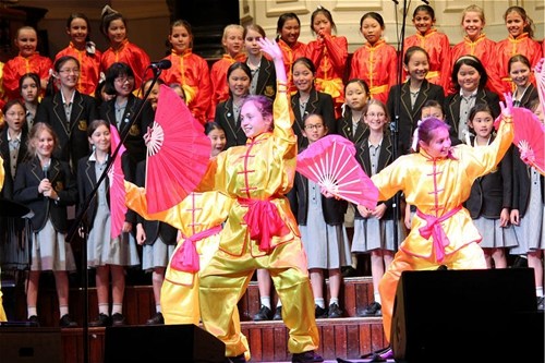 孩子们以达人秀的形式展示中文和中国文化的亮点(摄影