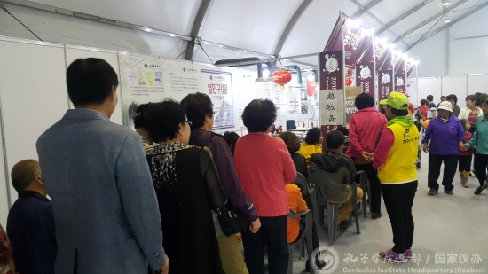 韩国市民在排队体验热敏灸治疗