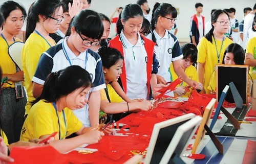 图为泰国曼谷东方文化书院学生在学习剪纸。