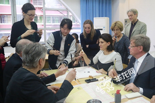 法国教育代表团访重庆 学中文写汉字感受中国