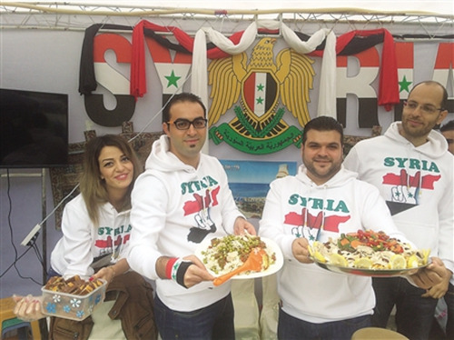 来自叙利亚的留学生请市民品尝当地特色美食