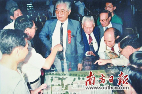 1988年6月，荣毅仁（中）、马万祺等听取暨大建设汇报。
