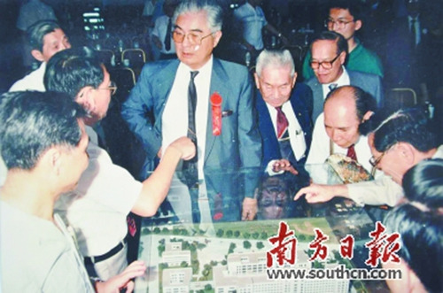 1988年6月,荣毅仁(中)、马万祺等听取暨大建设汇报。