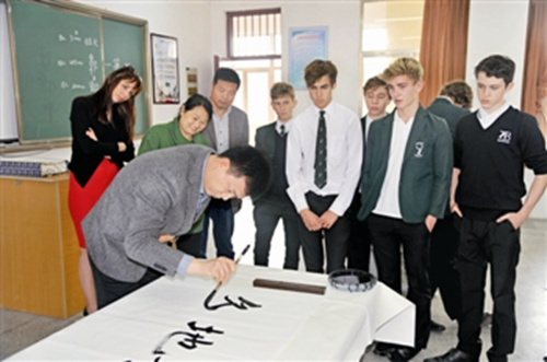 英国学生在省泰中附中学习中华文化课程——毛笔字。
