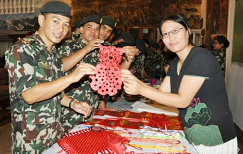 今年7月，尼泊尔加德满都大学孔子学院举办了第二届尼泊尔军队总部初级汉语班结业典礼。图为汉语班成员学习中国剪纸。