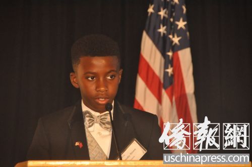 近日，孔子学院美国中心，在华盛顿里根大厦举行第二届颁奖晚宴。10名在学习并传播中文和中国文化方面表现优异的学生接受颁奖。年仅12岁的蒂莫西·迈克尔·布朗代表获奖学生发表感言，希望将来去中国留学。