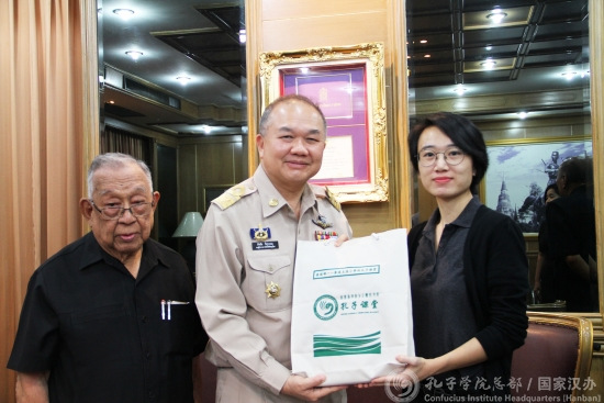 公书婉老师(右)向彭世洛府副府尹(中)赠送书籍