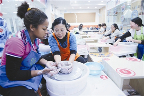 留学生在学习陶艺
