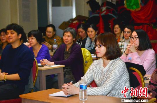 11月21日，中国国务院侨务办公室华文教育名师巡讲团在巴黎首站开讲，就如何在海外传授中华文化和开展中文教育为在一线工作的中文教师“解疑释惑”。　龙剑武　摄