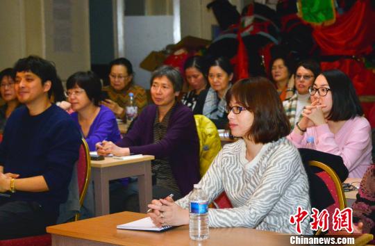 11月21日,中国国务院侨务办公室华文教育名师巡讲团在巴黎首站开讲,就如何在海外传授中华文化和开展中文教育为在一线工作的中文教师“解疑释惑”。 龙剑武 摄