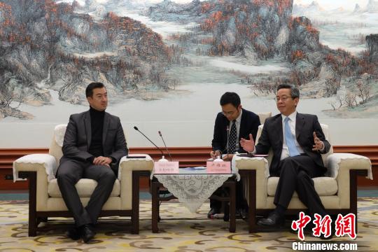 11月23日下午17时,贵州省政府副省长卢雍政在贵阳会见了瑞士日内瓦商学院副院长马克·哈顿、日内瓦商学院中国招生官吉兰。 李克摄