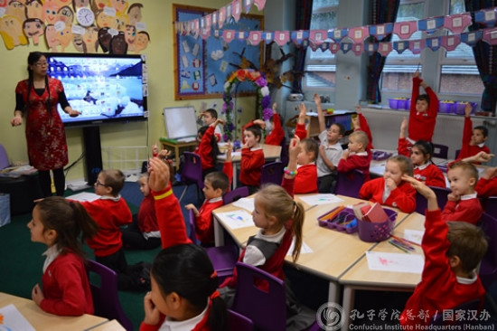 学生们热情高涨地扮演小记者，向汉语教师提问。