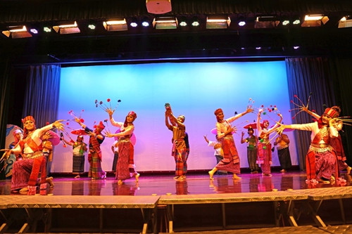 中国侨网曼松德大学演出团节目《祈雨》舞