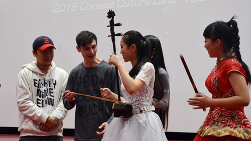 中国侨网学生近距离感受中国传统文化