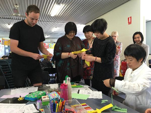 中国侨网幼儿园老师们为当地学校表演剪纸