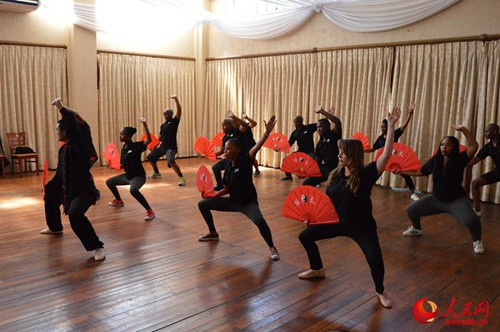 中国侨网汉语培训班学员向来宾表演太极拳。人民网 刘畅 摄