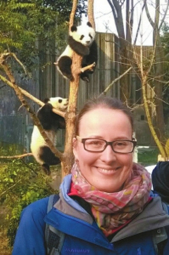 中国侨网安德丽也非常喜爱大熊猫，来成都的9个多月去了四次大熊猫基地。