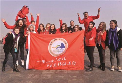 中国侨网12月1日，参加“丝路青年行”的留学生在启动仪式结束后快乐留影。 新华报业视觉中心记者 郎从柳 摄