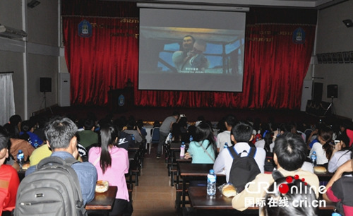 中国侨网师生共同观看电影《大圣归来》