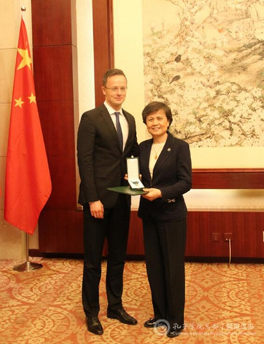 中国侨网匈牙利外交与对外经济部部长西雅尔多向许琳女士授予骑士十字勋章