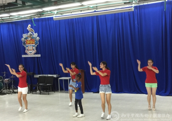 中国侨网孔院教师表演舞蹈《小苹果》