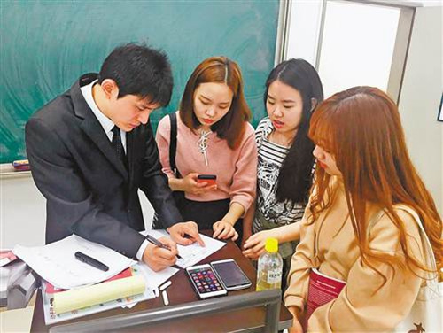 中国侨网陈宝剑(左一)和学生交流。