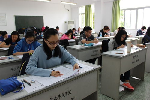 中国侨网学员们正在认真考试
