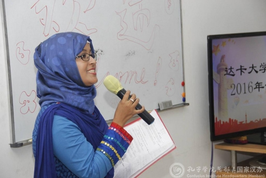 中国侨网张娜主持开学典礼