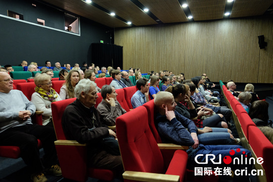 中国侨网参加电影展的观众