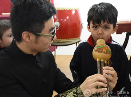 近400名西班牙小学生近距离体验中国传统乐器