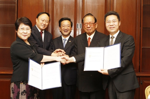 中国侨网双方签署友好合作框架协议书 （马来西亚《星洲日报》）