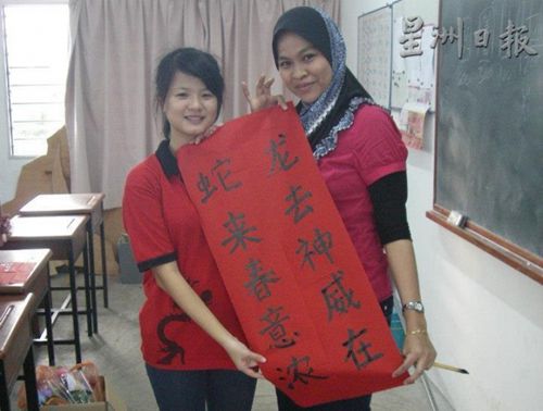 中国侨网苏珊娜不仅说得一口流利的华语，也会写书法。（马来西亚《星洲日报》）