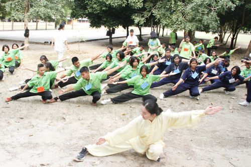 中国侨网孔院教师指导学生五步拳