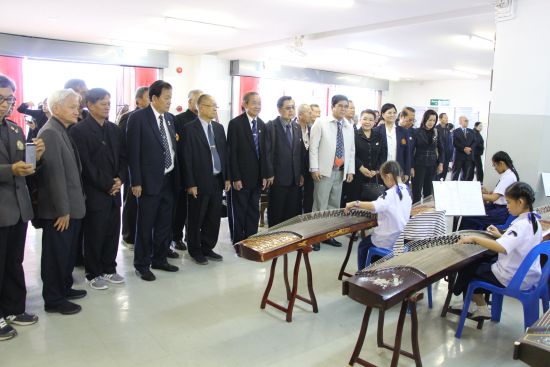 中国侨网代表团参观古筝演奏