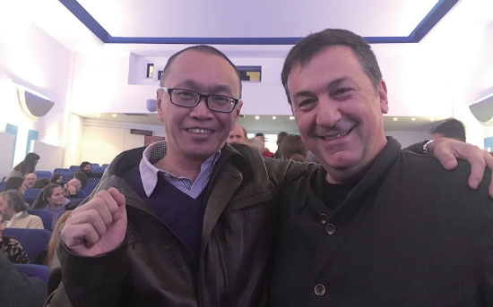 中国侨网图片为在希腊电影《圣诞节无童话》首映式招待会上,黄豪(左)与导演艾夫季米斯·哈奇斯合影。(《欧洲时报》/苏珊娜 摄)
