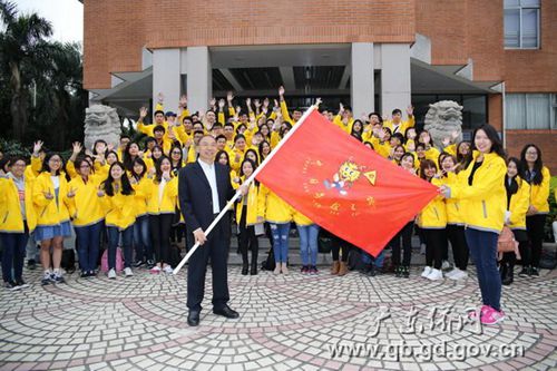 中国侨网林琳(左)向营员授旗