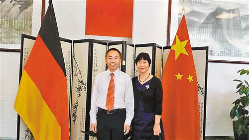 中国侨网陈薇（右）和先生董明在中国驻法兰克福总领馆。（图片由受访者提供）