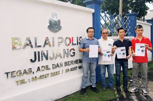 中国侨网游佳豪（左一）前往增江警局报案 （马来西亚《光华日报》）