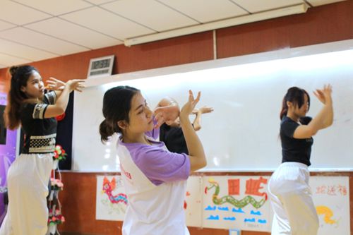 中国侨网志愿者教师带领孔院舞蹈队排练