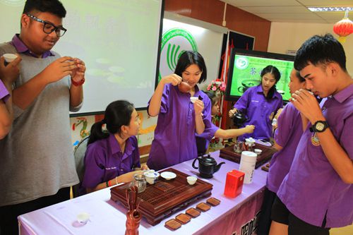 中国侨网高中生们对各种精美的茶具爱不释手