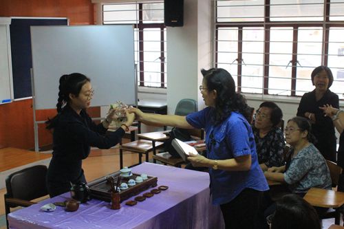 中国侨网孔院教师指导泰国本土教师茶具拿法