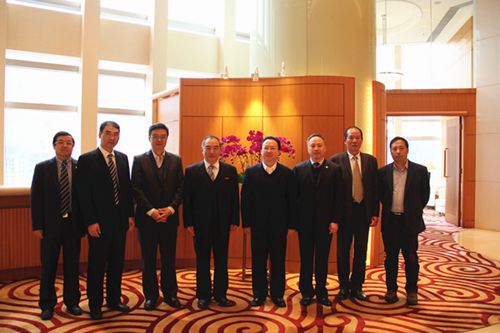 中国侨网香港中联办副主任谭铁牛（右四）等与贾益民率领的华大访问团合影
