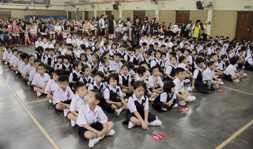 中国侨网怡保育才小学约300名新生（马来西亚《星洲日报》）