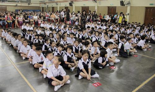 中国侨网怡保育才小学约300名新生(马来西亚《星洲日报》)