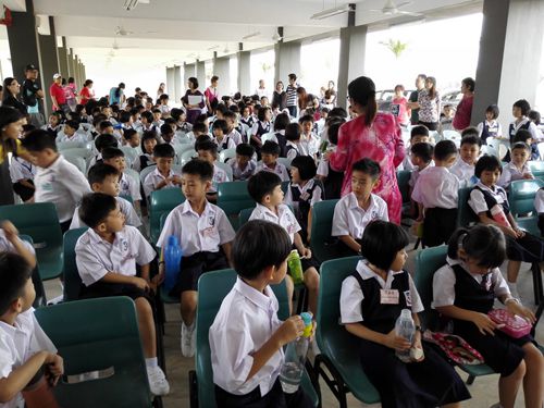 中国侨网培正华小迎来首批174名学生。（马来西亚《星洲日报》）