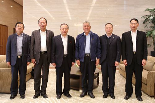 中国侨网何厚铧(右三)会见贾益民一行