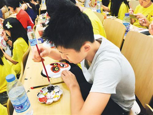 中国侨网图为华裔青少年在夏令营绘画。 (资料图)