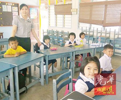 中国侨网对面港启明华小的一年级新生与教师合影。 （马来西亚《光华日报》）