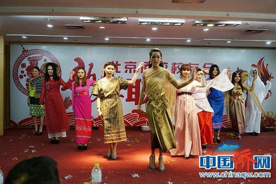 中国侨网华文学院艺术团表演舞蹈“东南情”。付强 摄