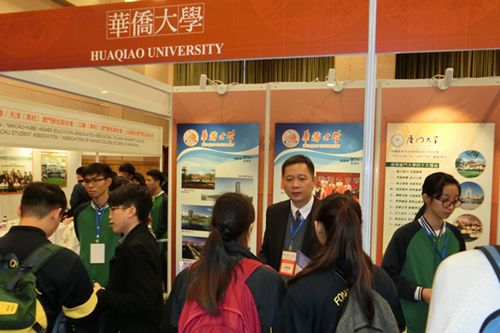 中国侨网考生在华侨大学展位前进行咨询
